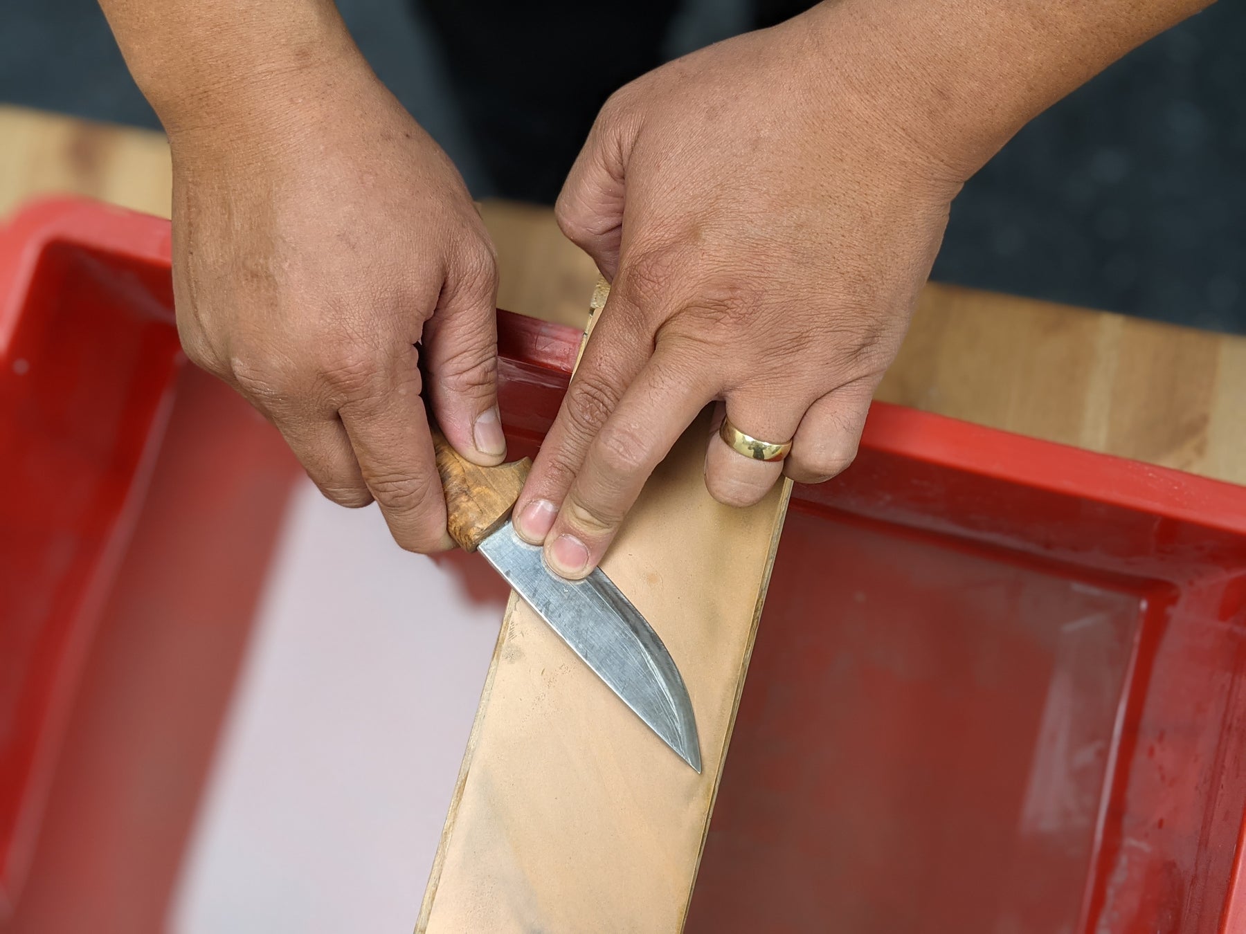 Just a quick sharpening of a straight razor for a client. #sharpener  #straightrazorhoning 