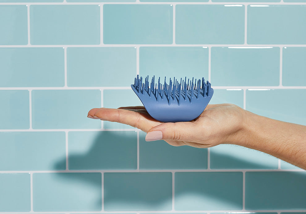 IN-THE-SHOWER-How-to-Use-Scalp-Massager_In-Blog_990px_Blue-Scalp-Tiles