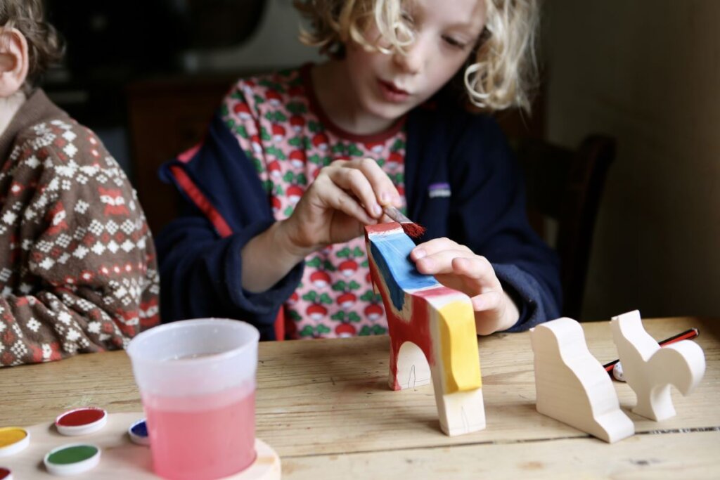 Enfant peignant la figure du cheval du kit de peinture créative Ostheimer