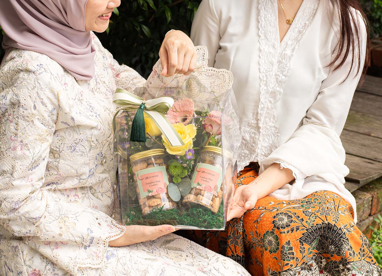 bloomthis-article-2024-02-amazing-ideas-for-hari-raya-gifts-2024-tetangga-raya-cookies-flower-gift-set
