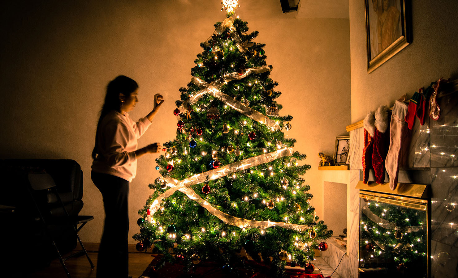 bloomthis-blog-fun-easy-christmas-decoration-ideas-04-ribbon-tree-ornaments