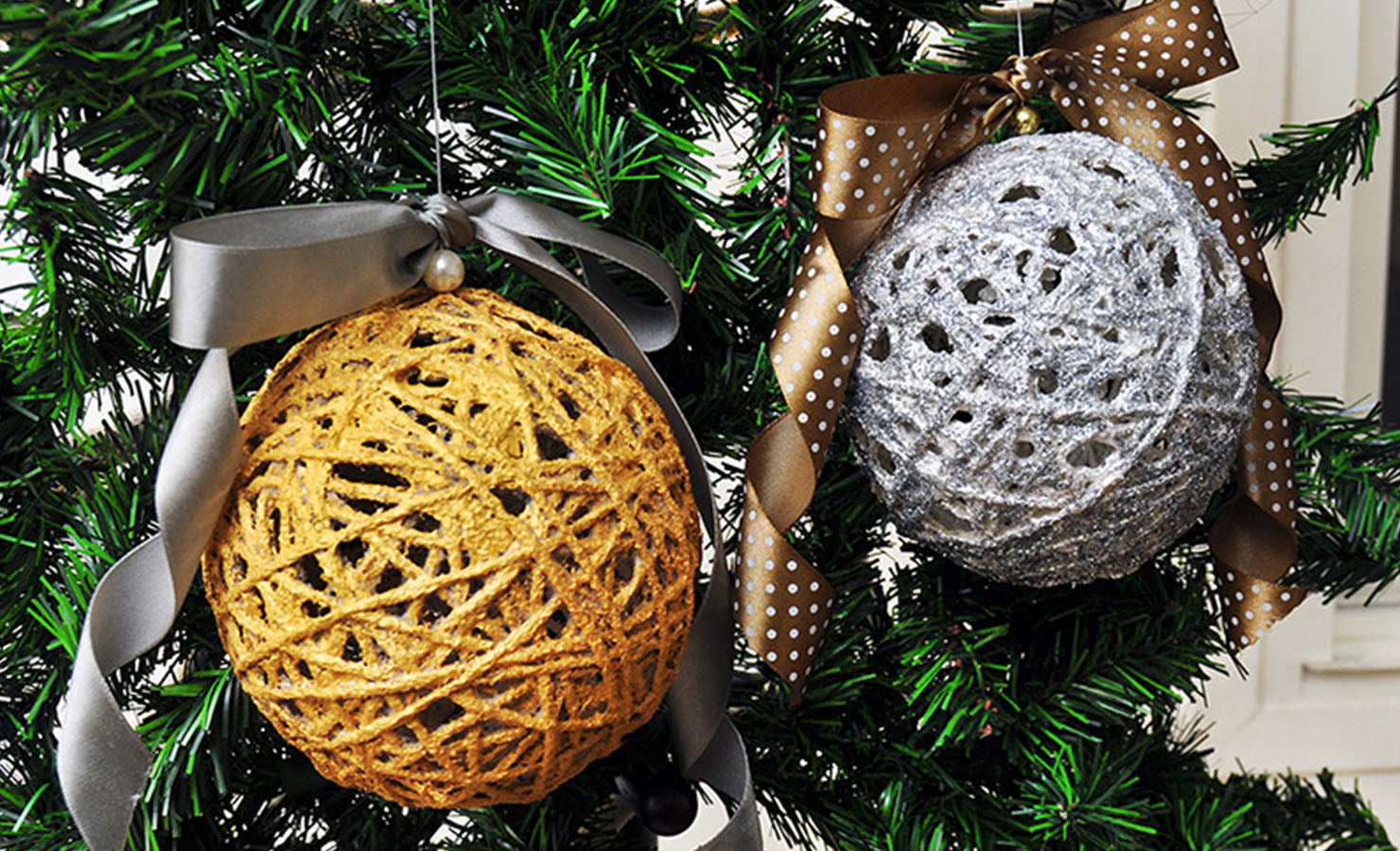 bloomthis-blog-fun-easy-christmas-decoration-ideas-06-yarn-diy-tree-ornaments-baubles