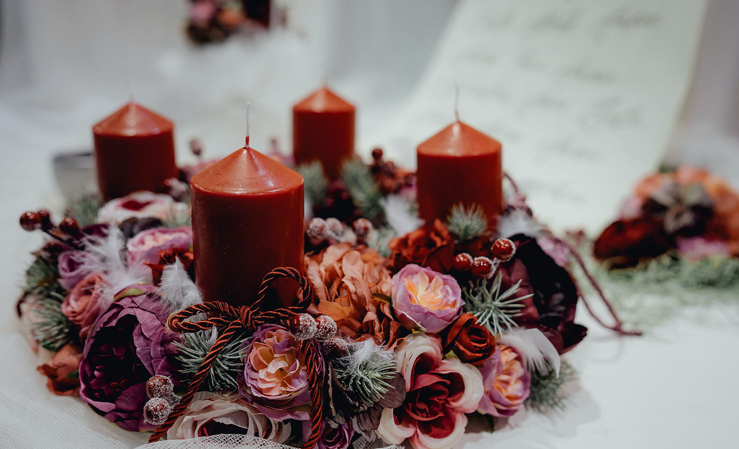 bloomthis-blog-fun-easy-christmas-decoration-ideas-08-table-red-candles-wreath-flowers