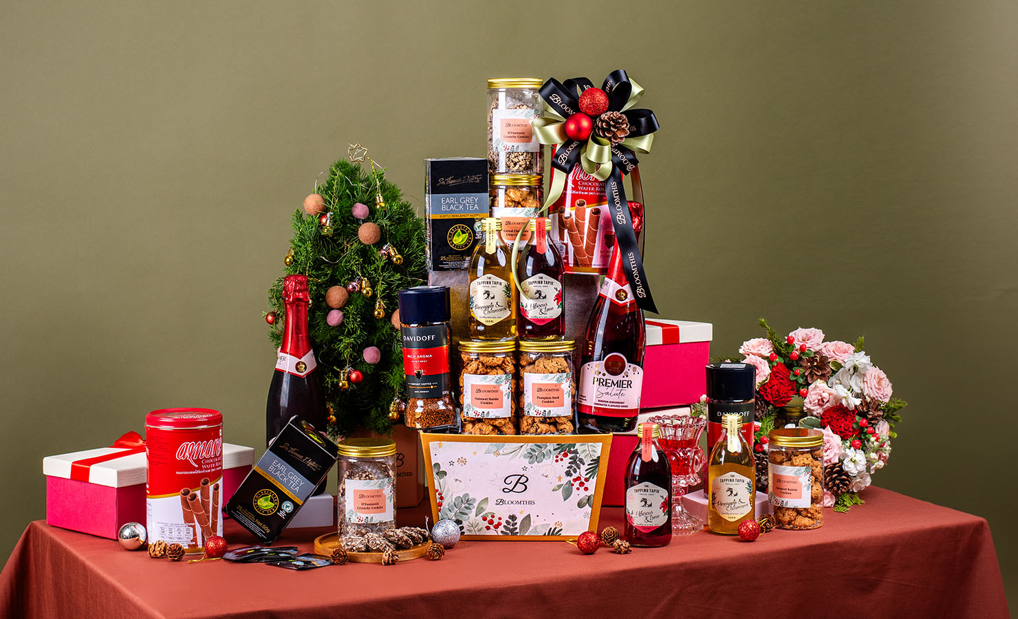 bloomthis-blog-the-ultimate-list-of-christmas-gift-ideas-in-malaysia-2023-05-margareta-classic-christmas-hamper-2023