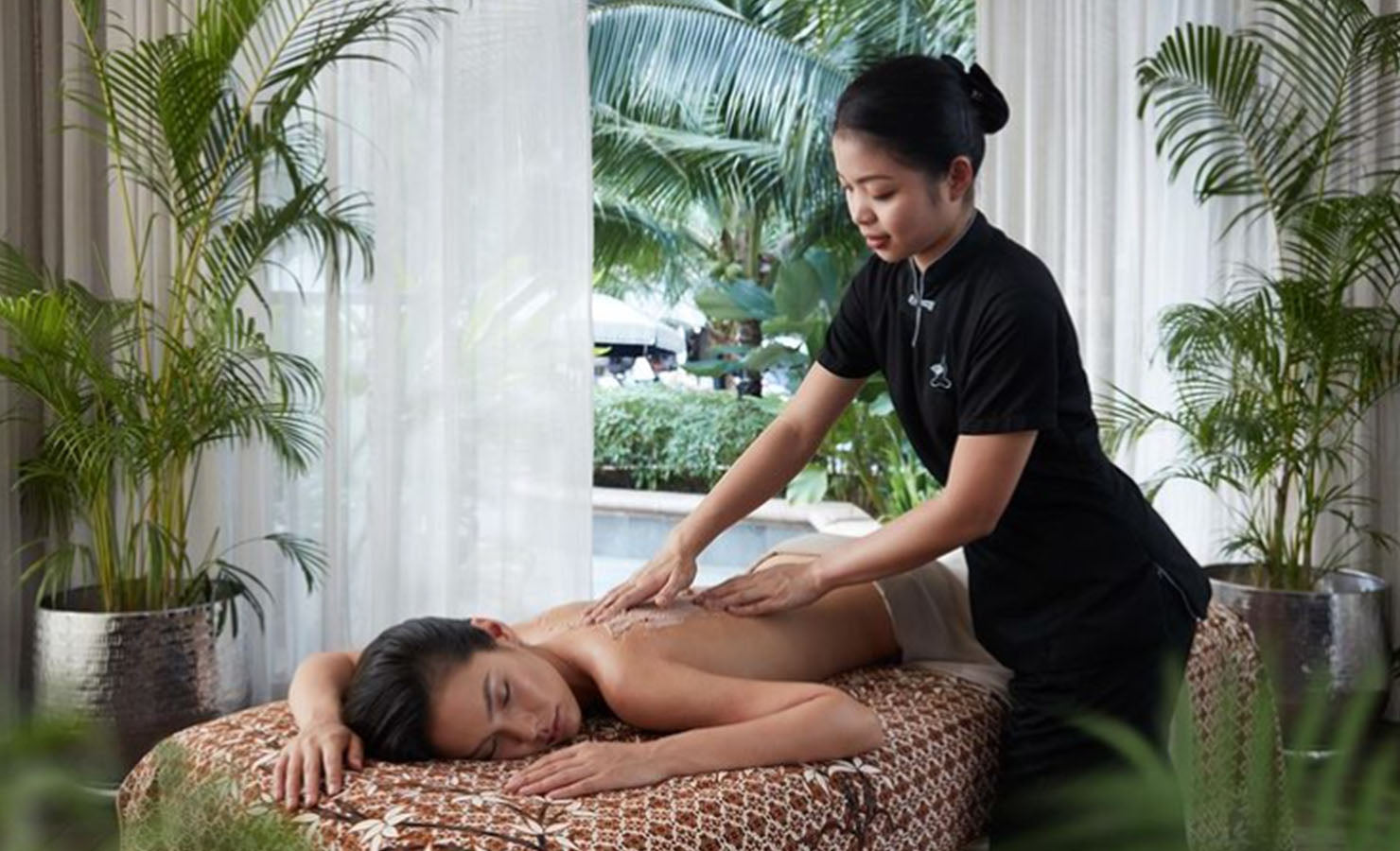 bloomthis-blog-valentines-day-date-ideas-2022-20-mandarin-oriental-massages-spa