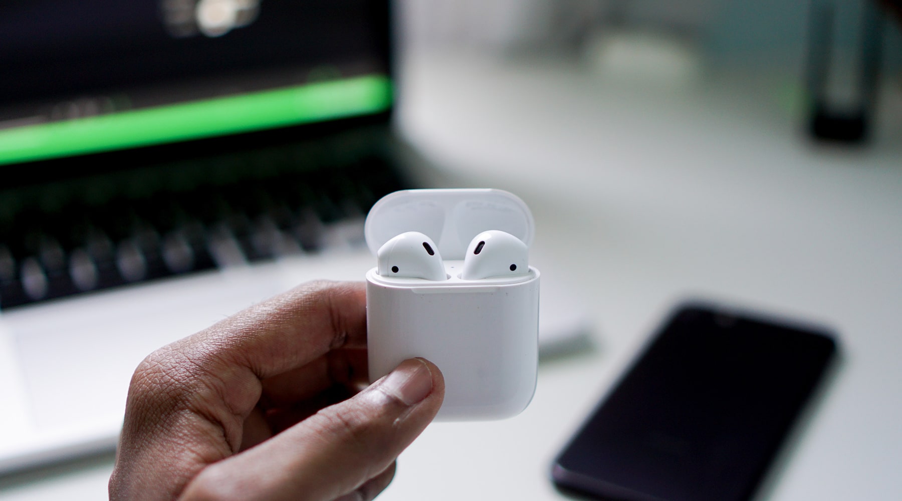 apple-airpods-in-charging-case