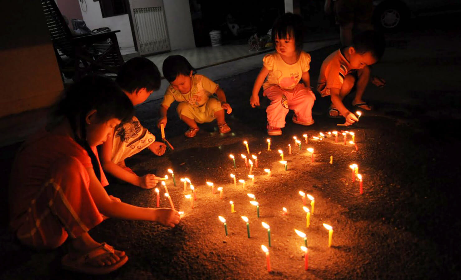 bloomthis-mid-autumn-festival-activities-guide-2021-07-kids-playing-candles