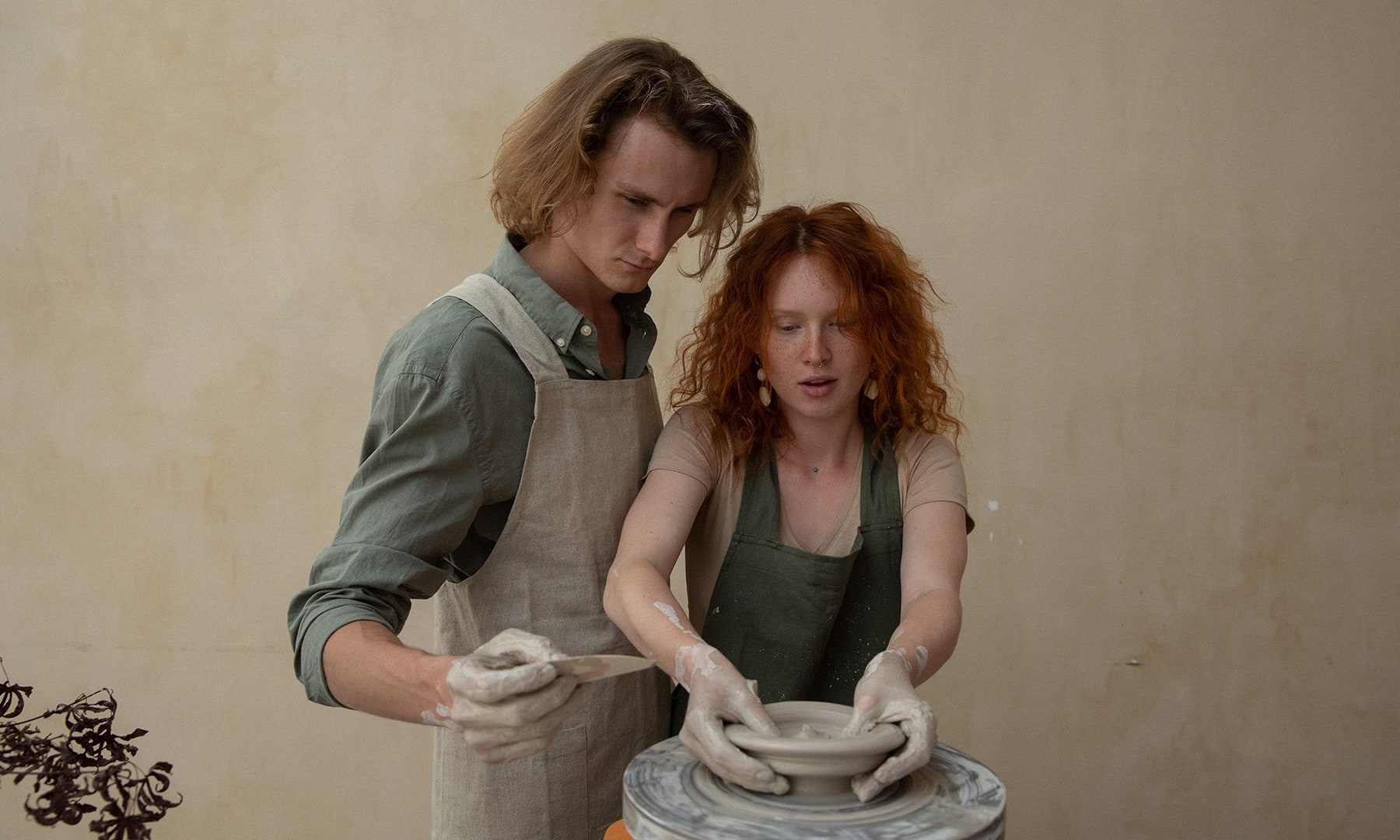 bloomthis-valentines-date-ideas-couple-doing-pottery
