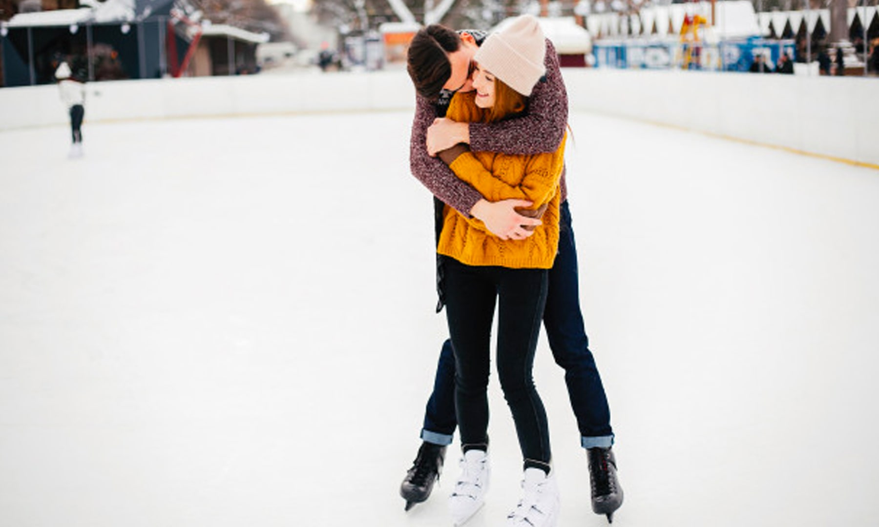 bloomthis-valentines-date-ideas-couple-ice-skating