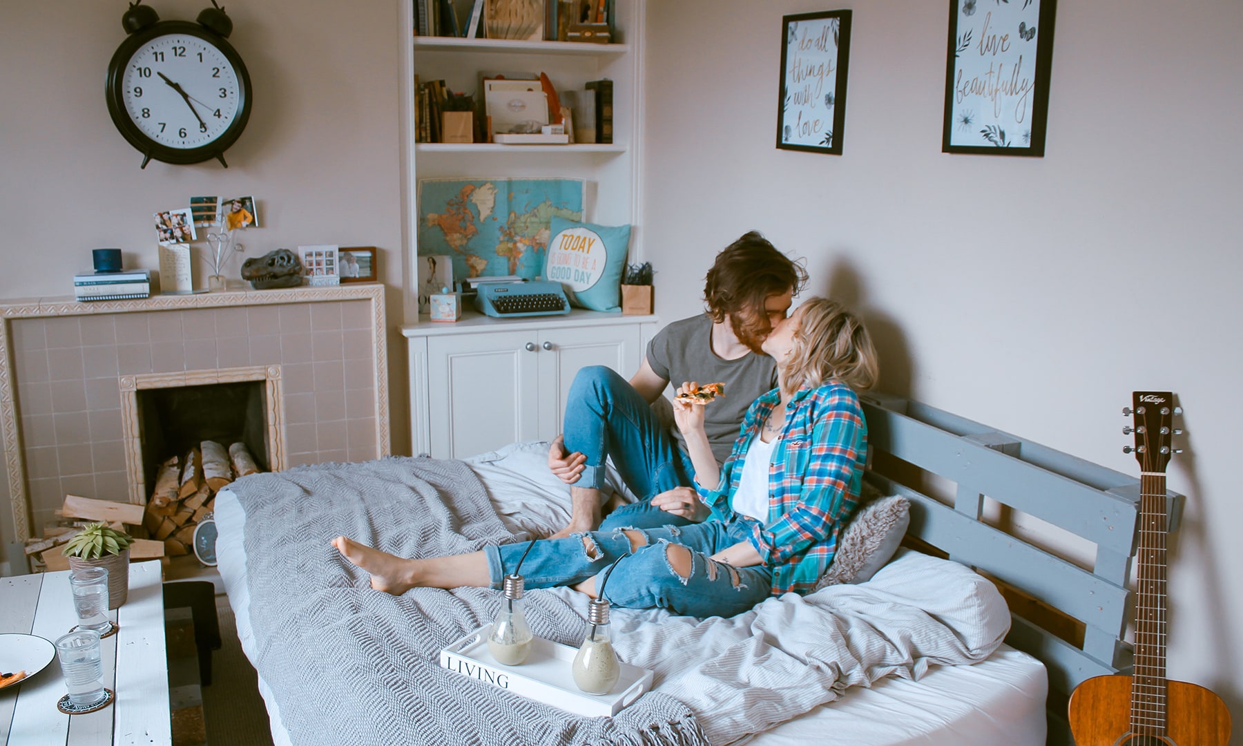 bloomthis-valentines-date-ideas-couple-spending-time-together-indoors