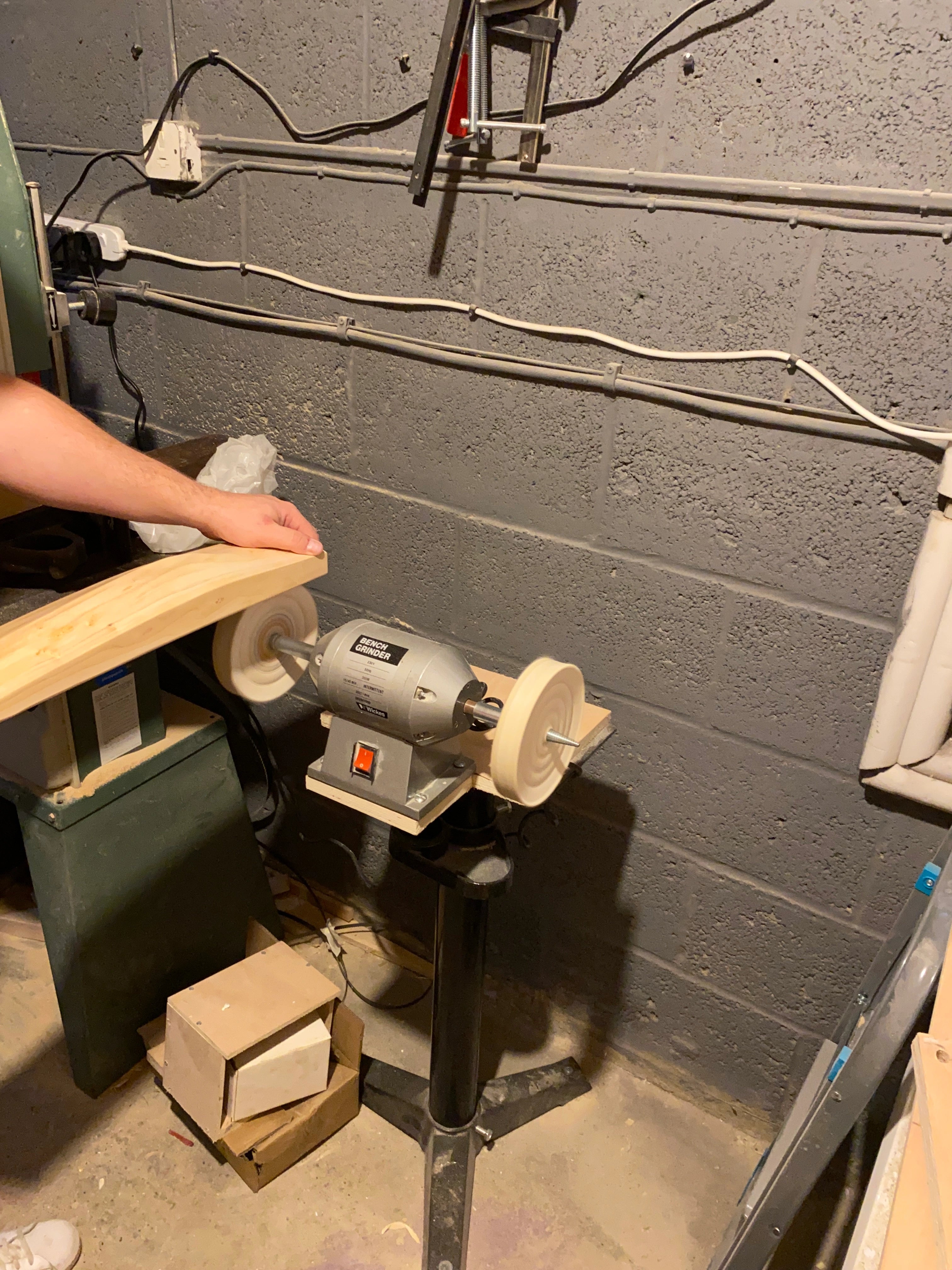 Using the cricket bat polishing wheel