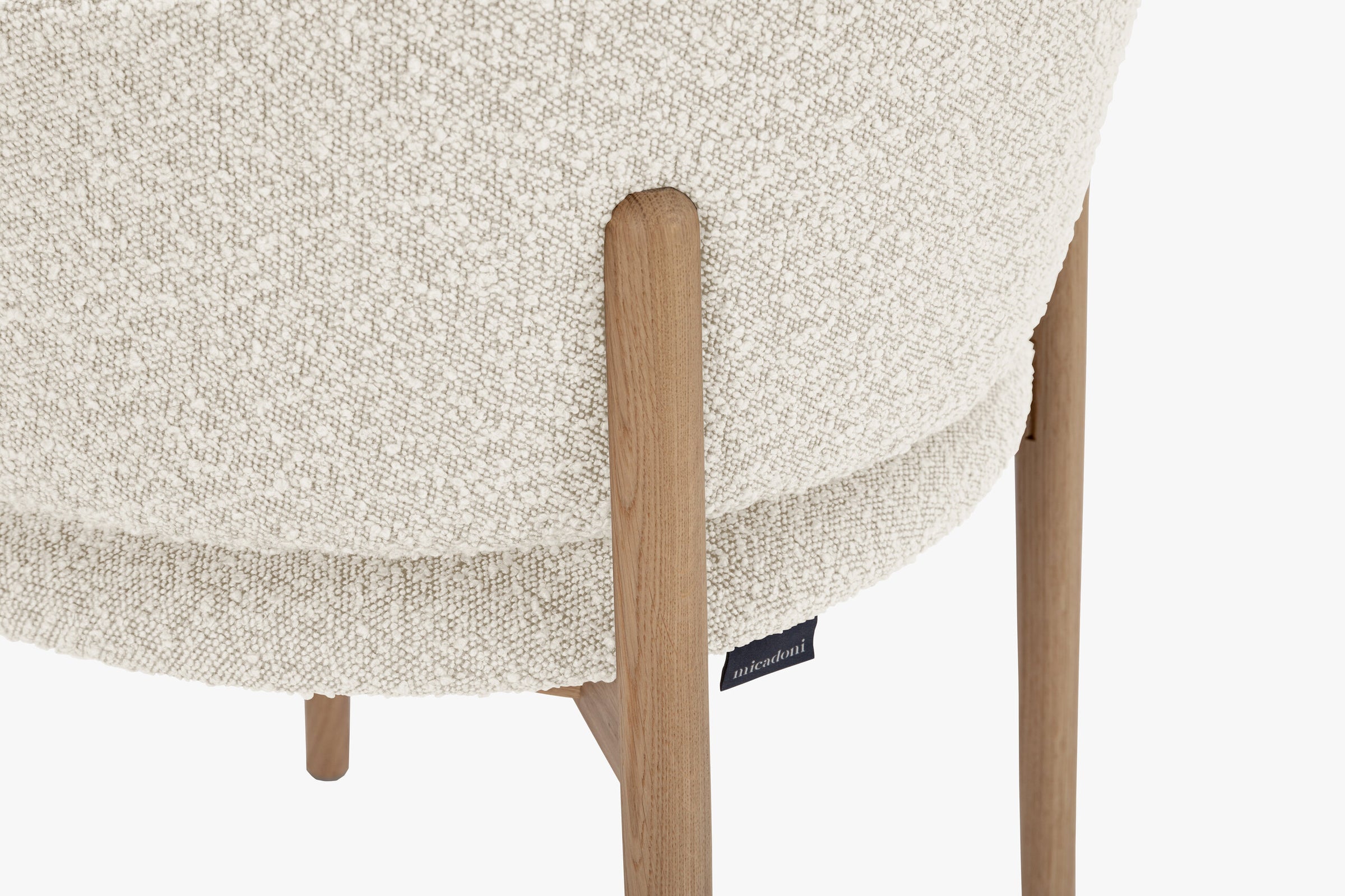 Dua tables et chaises bouclé beige