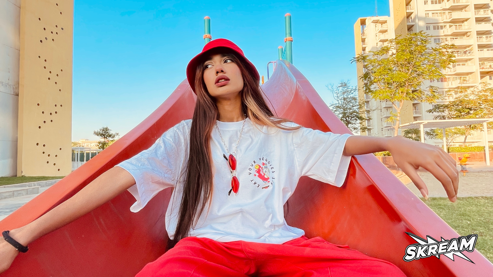 white oversized t-shirt with graphic print, skream t-shirt, boxy fit, relaxed fit tshirt