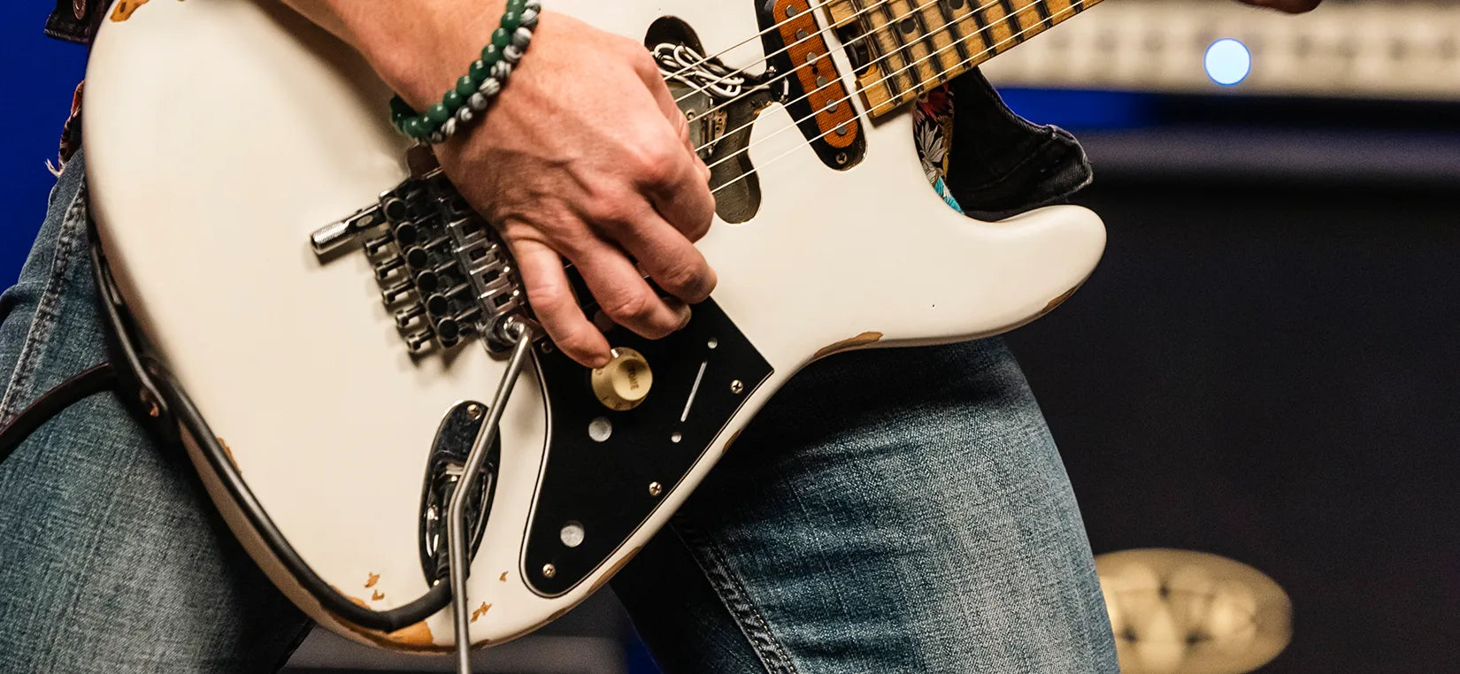 Guitarrista tocando guitarra eléctrica marca evh