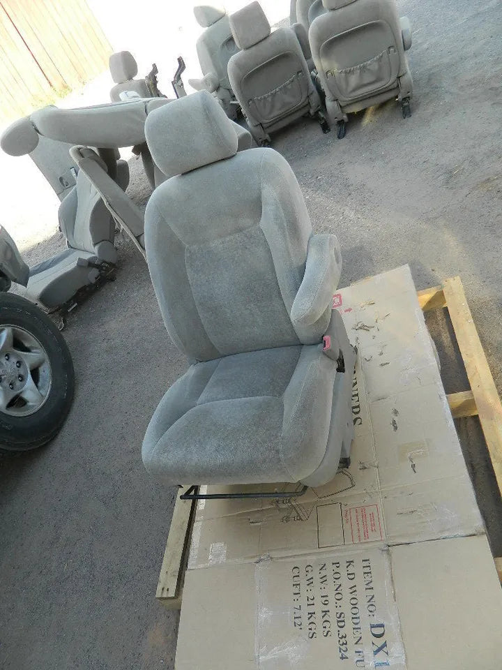 TOYOTA SIENNA FRONT RIGHT PASSENGER SEAT   FABRIC WITHOUT AIRBAG
