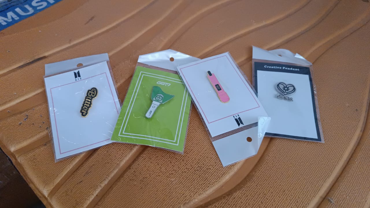 Stylish Metal Badge Pin â€“ Single Piece (Random Design)