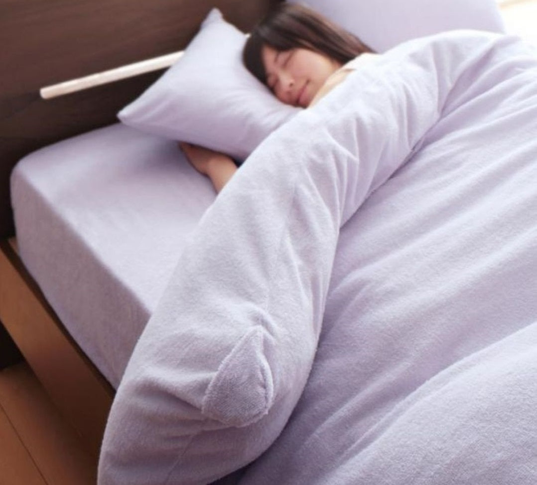 ラベンダーのふわふわが気持ちいい綿100％パイルのタオル地布団カバー・シーツに女性が寝ている