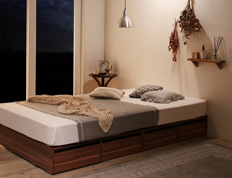 布団やベッドで寝られる木目調ウォルナットブラウンの引き出し4杯付き大容量収納ベッド