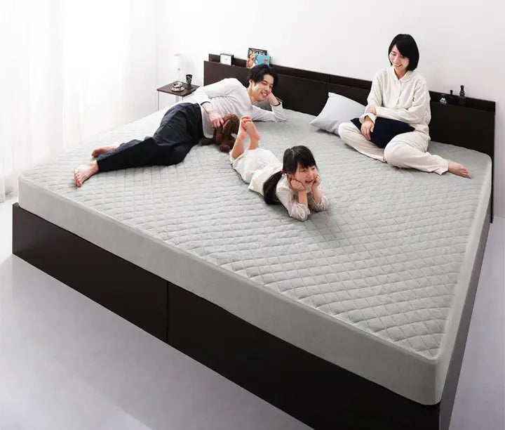 ファミリーサイズはすき間なく、家族みんなで寝ることができるコットンタオルのパッド・シーツです。