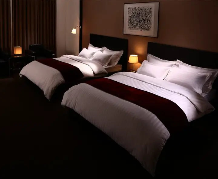 ストライプのデザインと光沢のあるサテン織りカバーリングが高級ホテルのような寝室を演出。