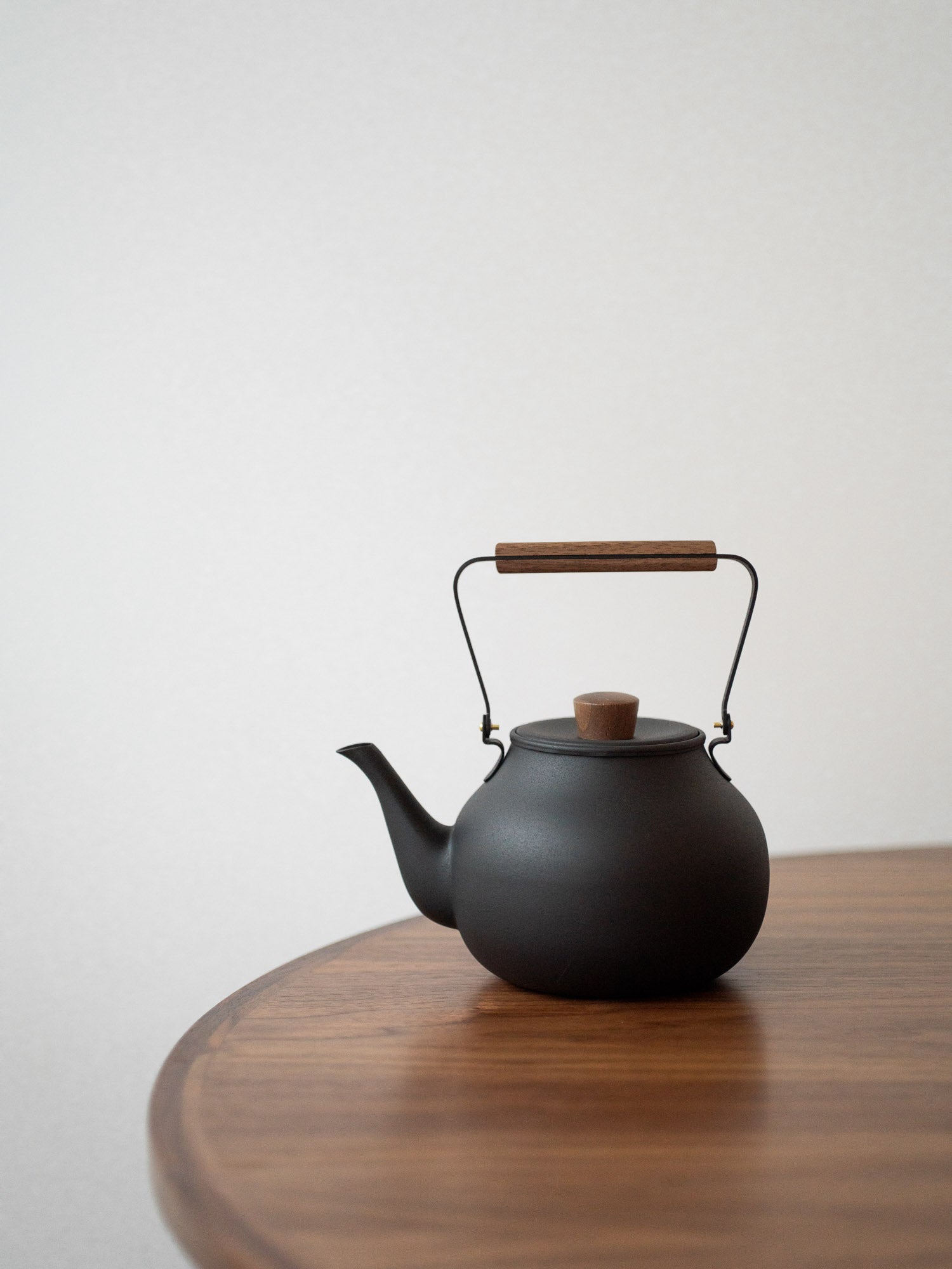 https://cdn.shopify.com/s/files/1/0782/7498/6292/files/chaki-black-stainless-steel-teapot-1.jpg?v=1696046918&width=1500