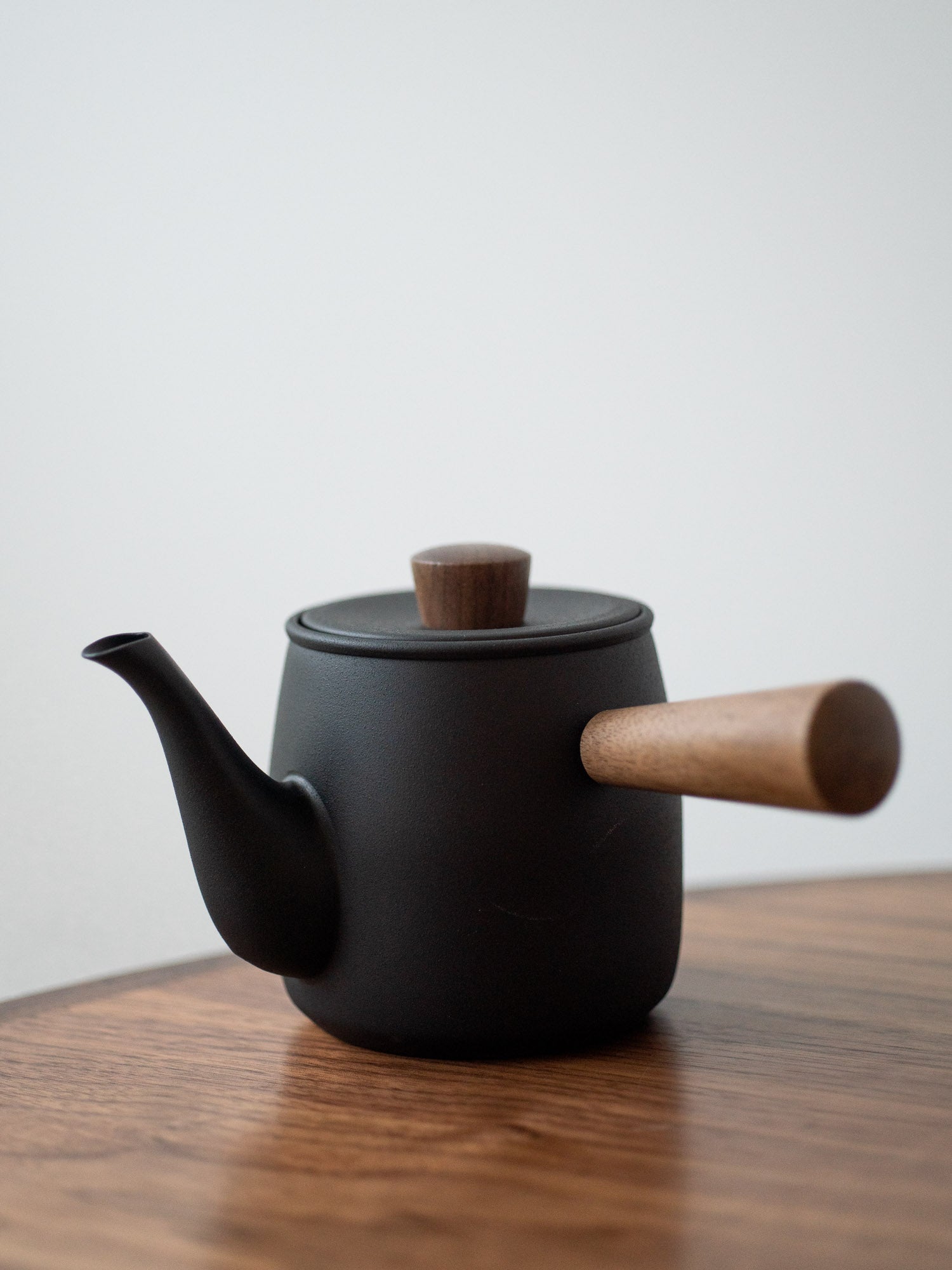 https://cdn.shopify.com/s/files/1/0782/7498/6292/files/chaki-black-stainless-steel-teapot-small-2.jpg?v=1694293465&width=1500