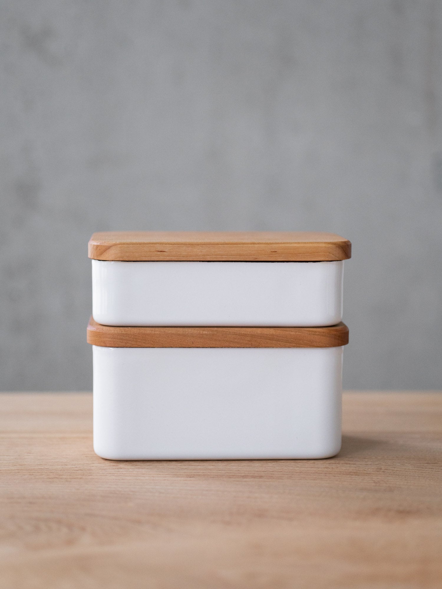 https://cdn.shopify.com/s/files/1/0782/7498/6292/files/noda-horo-butter-case-white-enamel-wooden-lid-2.jpg?v=1689693335&width=1500
