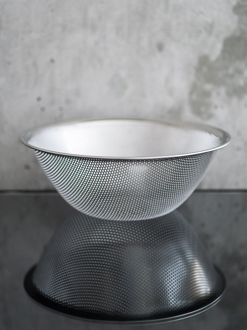 https://cdn.shopify.com/s/files/1/0782/7498/6292/files/sori-yanagi-stainless-steel-strainer-1.jpg?v=1690988934&width=500