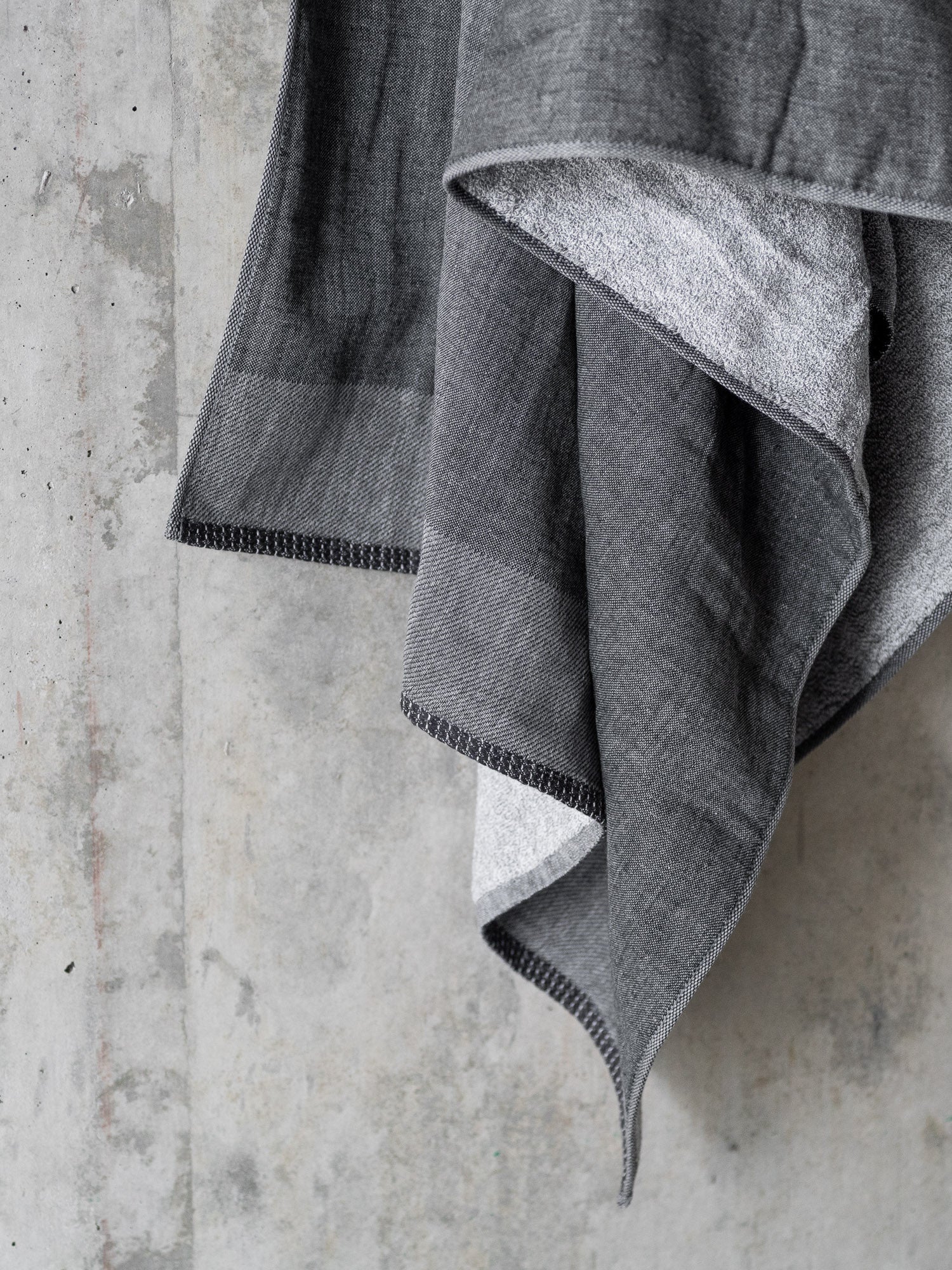 https://cdn.shopify.com/s/files/1/0782/7498/6292/files/uchino-zen-gauze-japanese-charcoal-towel-dark-grey-2.jpg?v=1690320417&width=1500