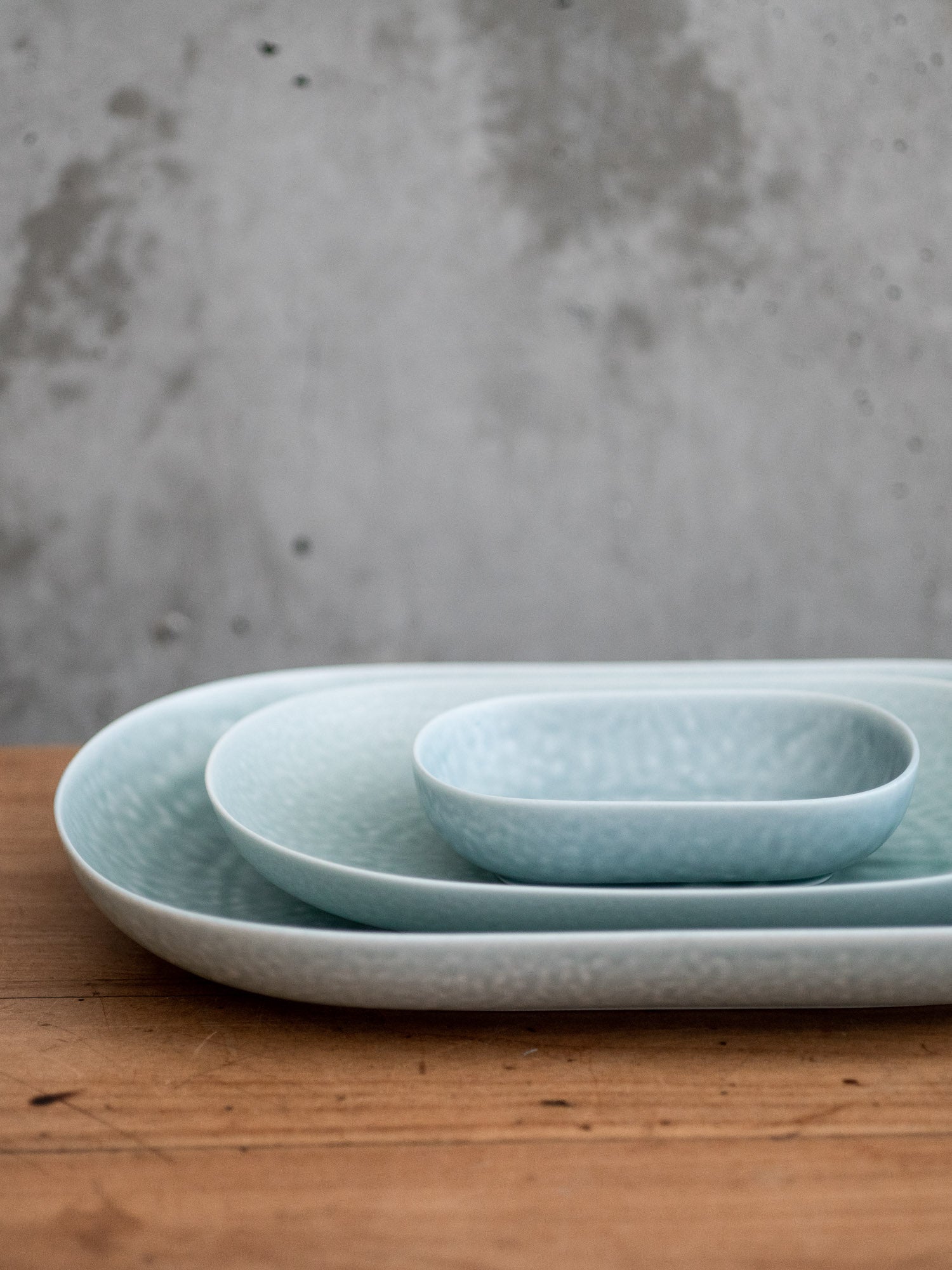 https://cdn.shopify.com/s/files/1/0782/7498/6292/files/yumiko-iihoshi-mint-green-oval-porcelain-plate-set.jpg?v=1695866693&width=1500