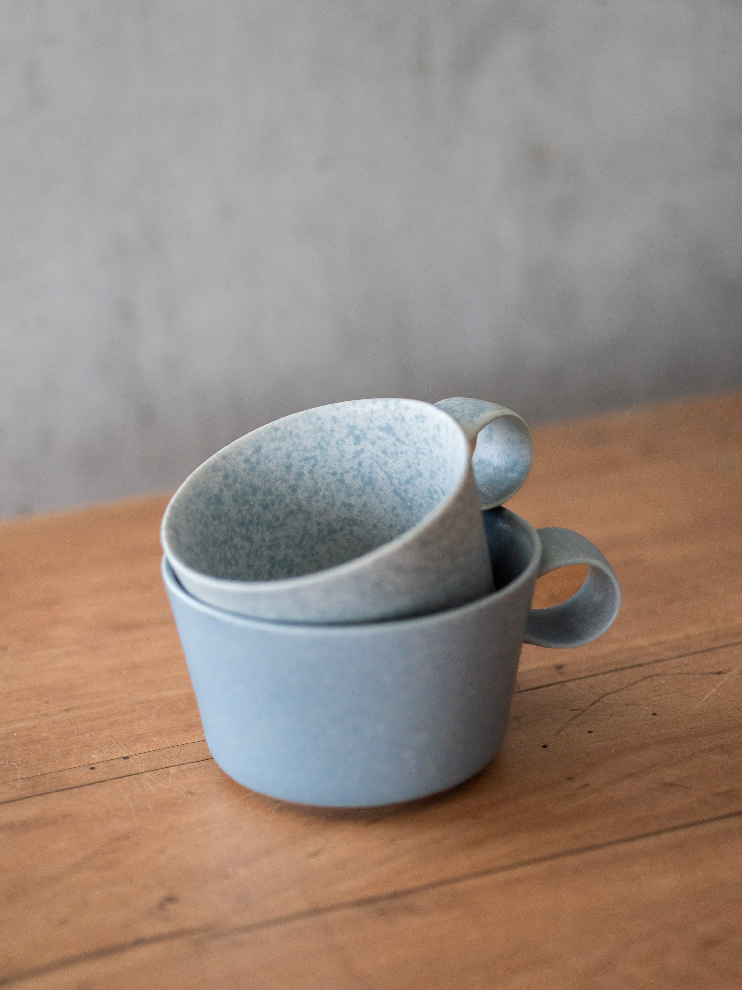 https://cdn.shopify.com/s/files/1/0782/7498/6292/files/yumiko-iihoshi-porcelain-cup-blue-nami.jpg?v=1696020364&width=1500