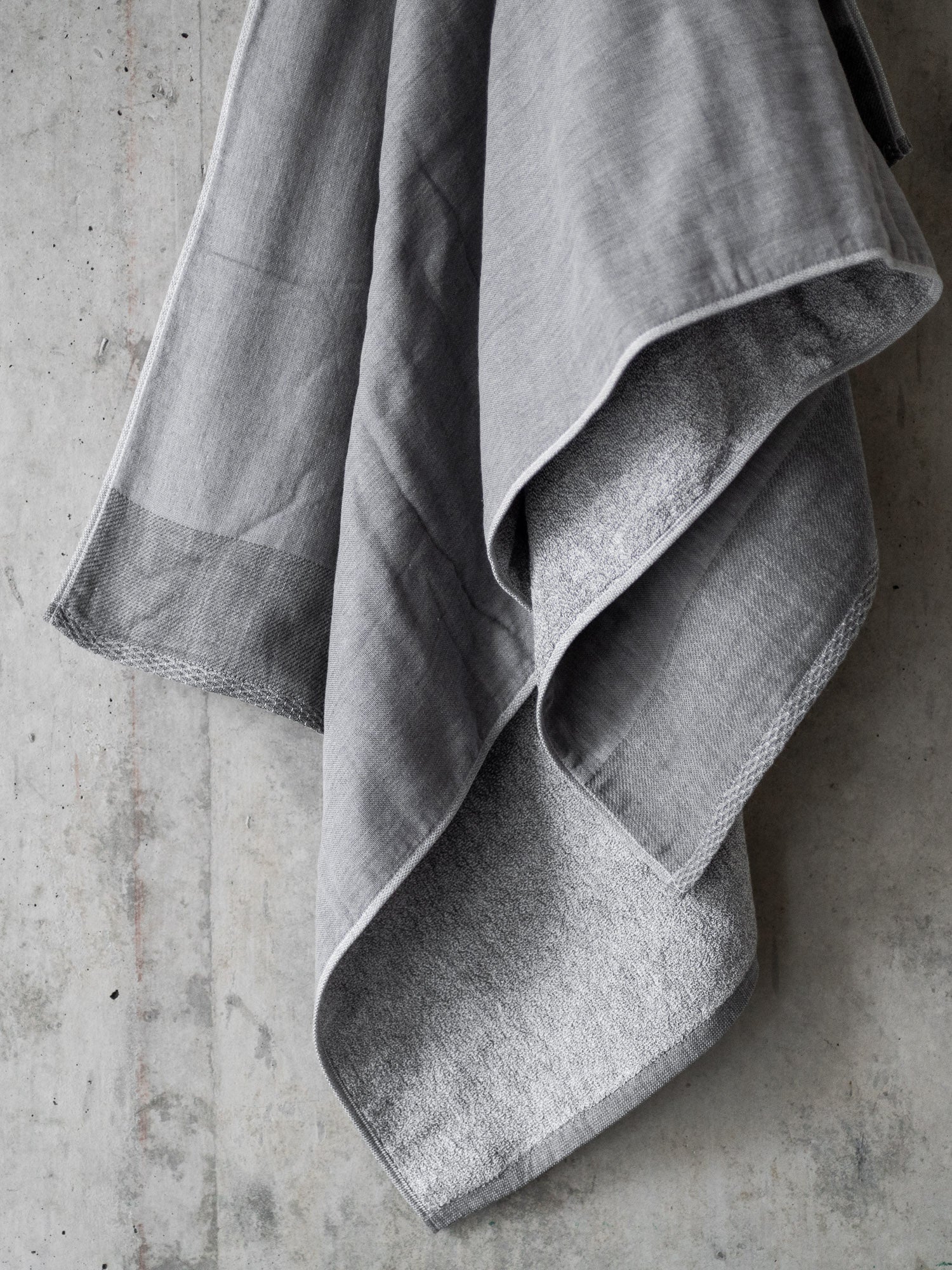 https://cdn.shopify.com/s/files/1/0782/7498/6292/files/zen-gauze-japanese-charcoal-towel-uchino-grey-1.jpg?v=1690320355&width=1500