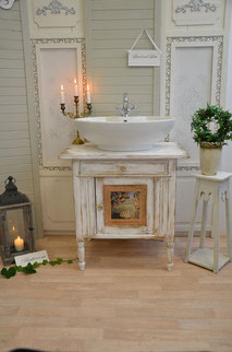 badezimmer-waschtisch-im-verspielten-shabby-chic-look.jpg