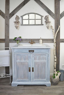 maritimer-badezimmer-waschtisch-shabby-chic.jpg