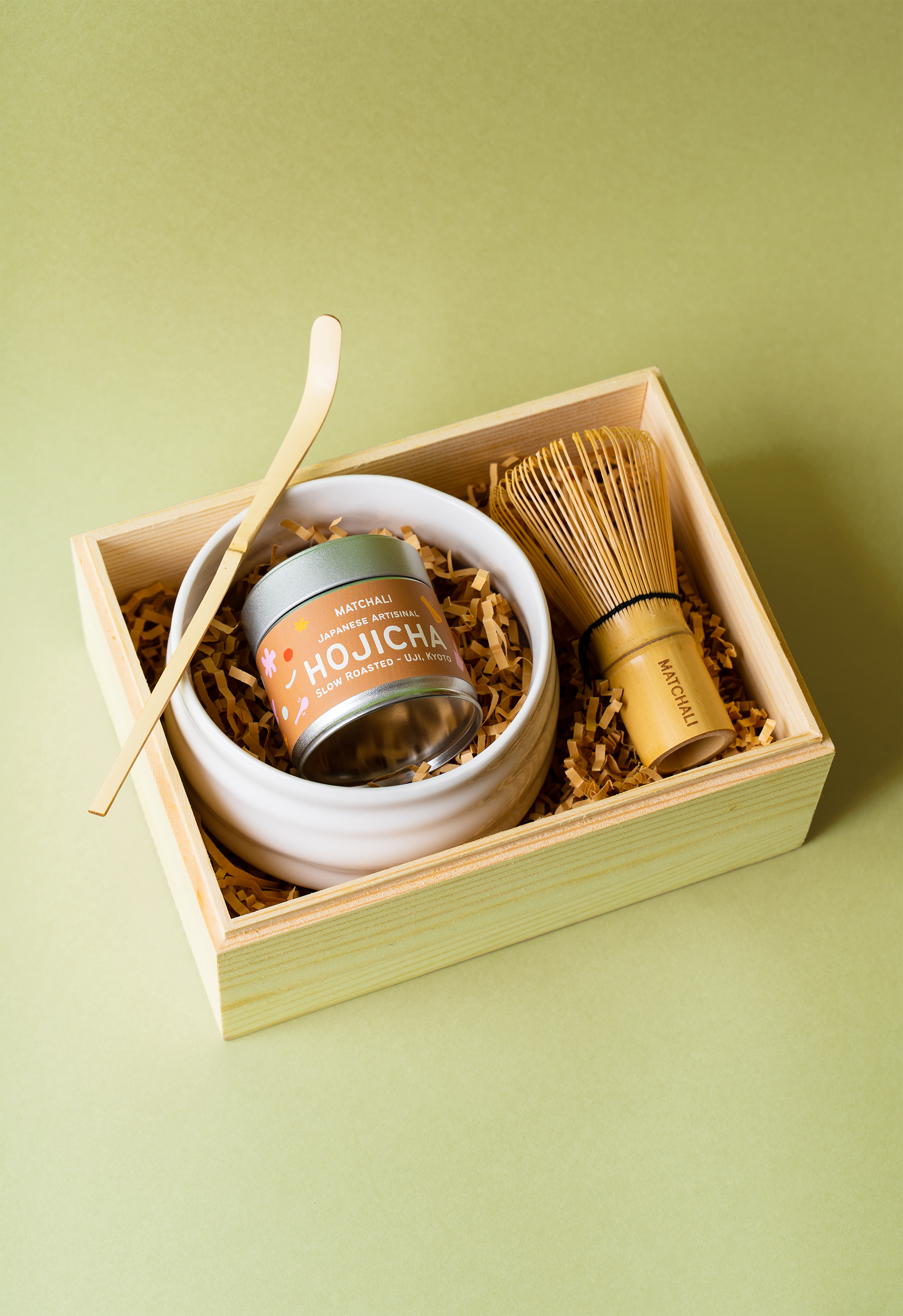 Hojicha powder and a whisk in a box