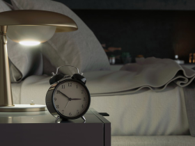 夜中に目が覚める　深く眠れない原因は時計にあり？！