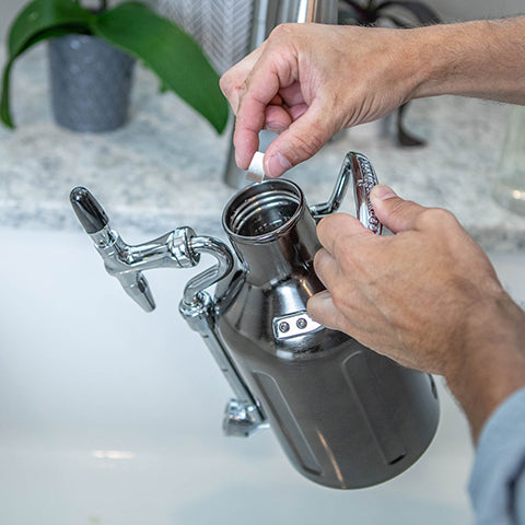 Mit warmem Wasser und Reinigungstablette füllen