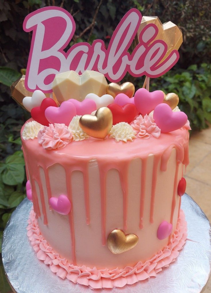 SImple Drip Cake Barbie 💓 @plaisir_sucre34 #layercake #layercakedebu