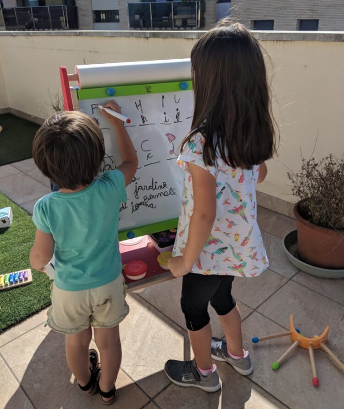 Niñas pintando en una pizarra