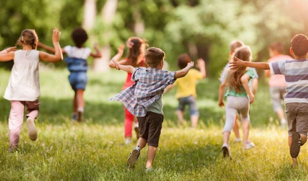 Niños y niñas jugando