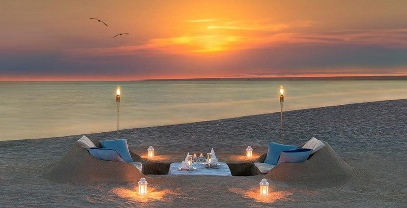 pedir matrimonio en la playa durante una cena romántica