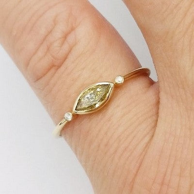 anillo de tres diamante con diamante amarillo marquise