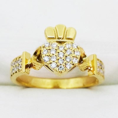 anillo claddagh mostrando los diamantes sobre el corazón