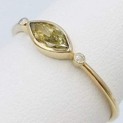 anillo de compromiso de diamante amarillo