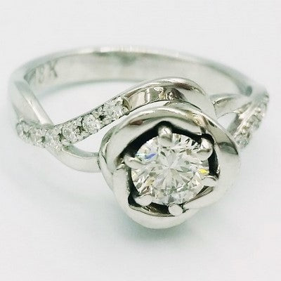anillo de compromiso en forma de flor de rosa con diamante