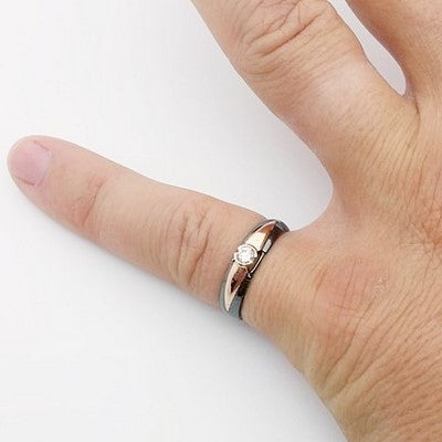 anillo de compromiso de oro negro para mujer con diamante