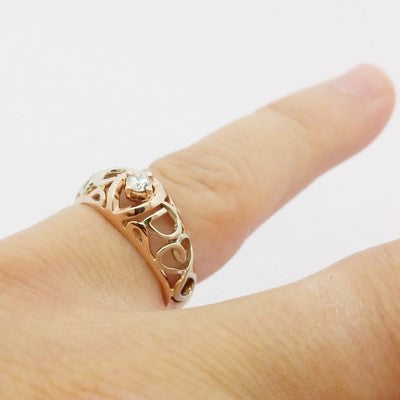 anillo de compromiso de oro rosa en el dedo
