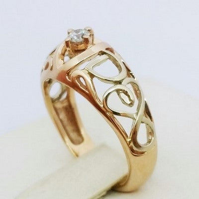 anillo de compromiso con iniciales de oro rosa