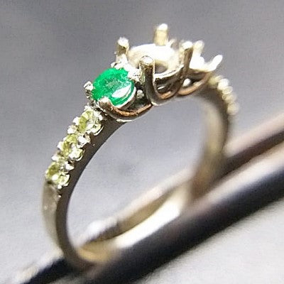 anillo de compromiso personalizado con esmeraldas