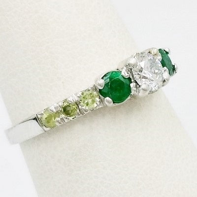 anillo de compromiso con diamante y esmeraldas